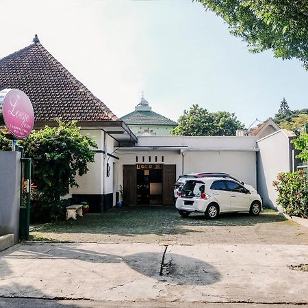 Super Oyo 353 Loesje Guest House Syariah Malang Exterior photo