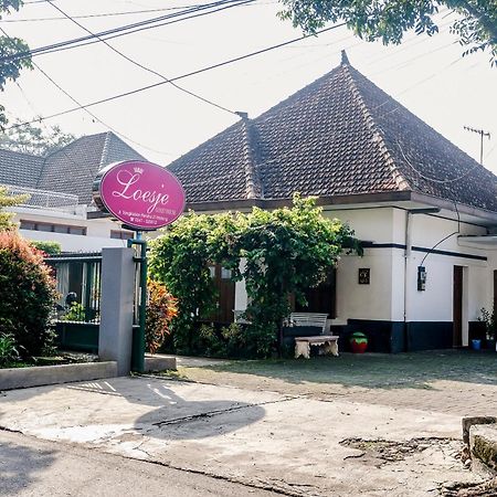 Super Oyo 353 Loesje Guest House Syariah Malang Exterior photo