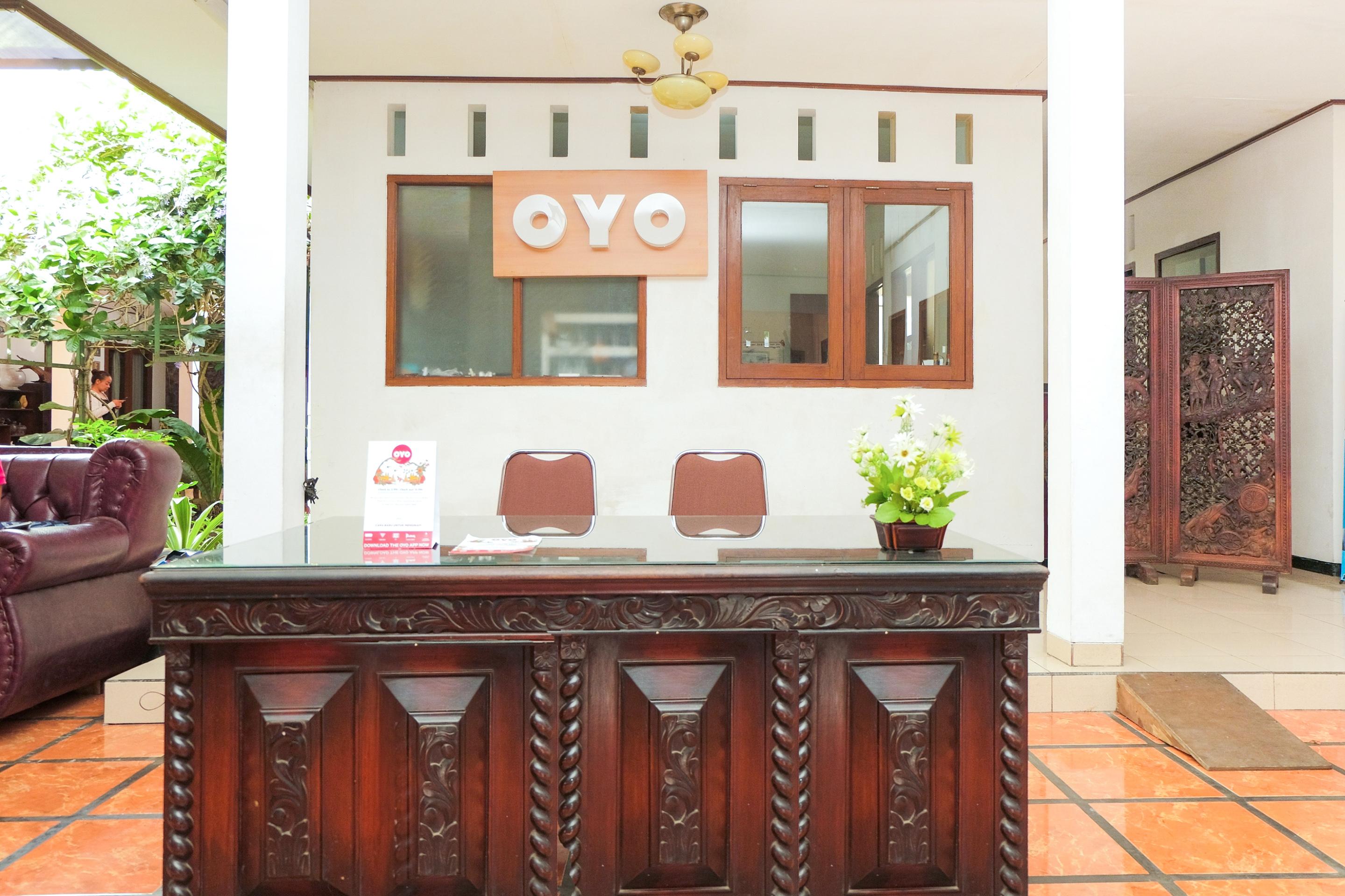 Super Oyo 353 Loesje Guest House Syariah Malang Exterior photo