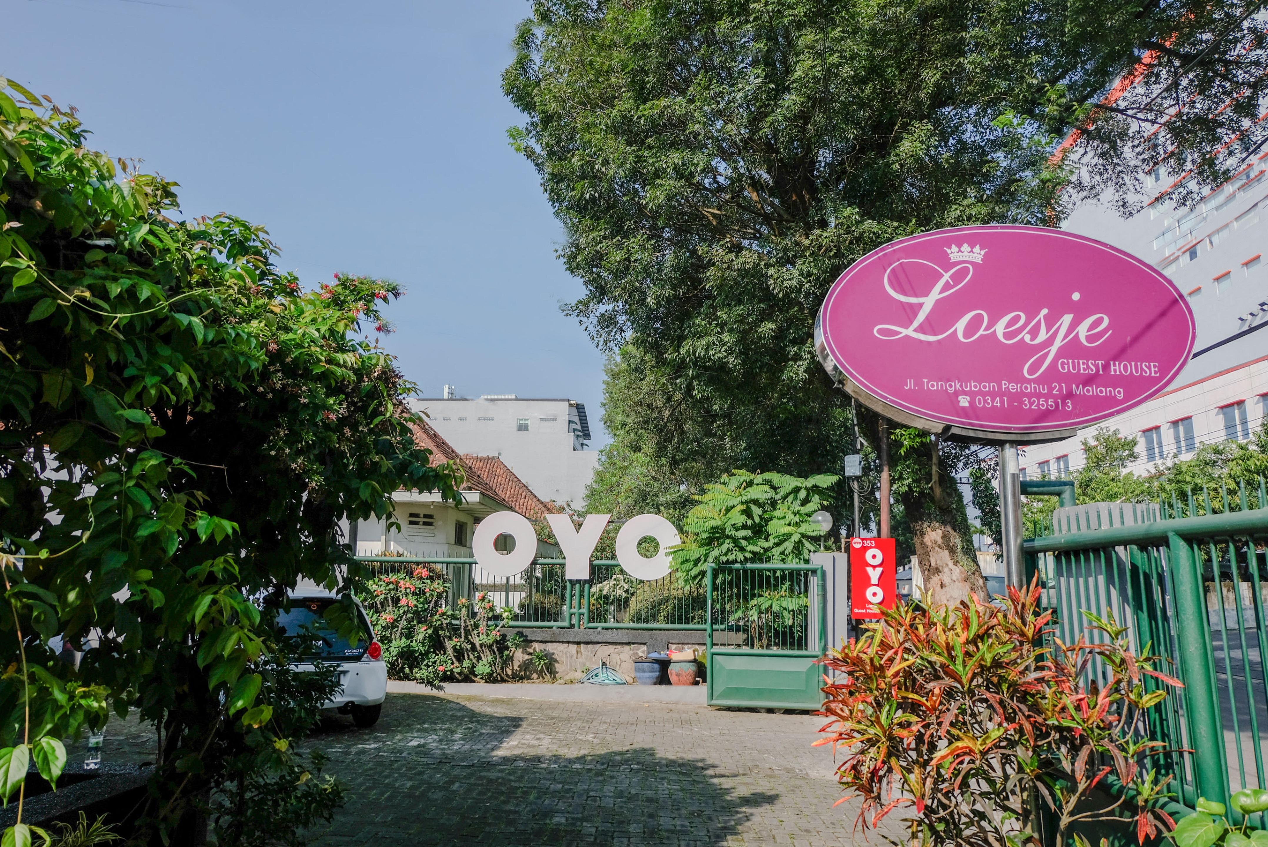 Super Oyo 353 Loesje Guest House Syariah Malang Exterior photo