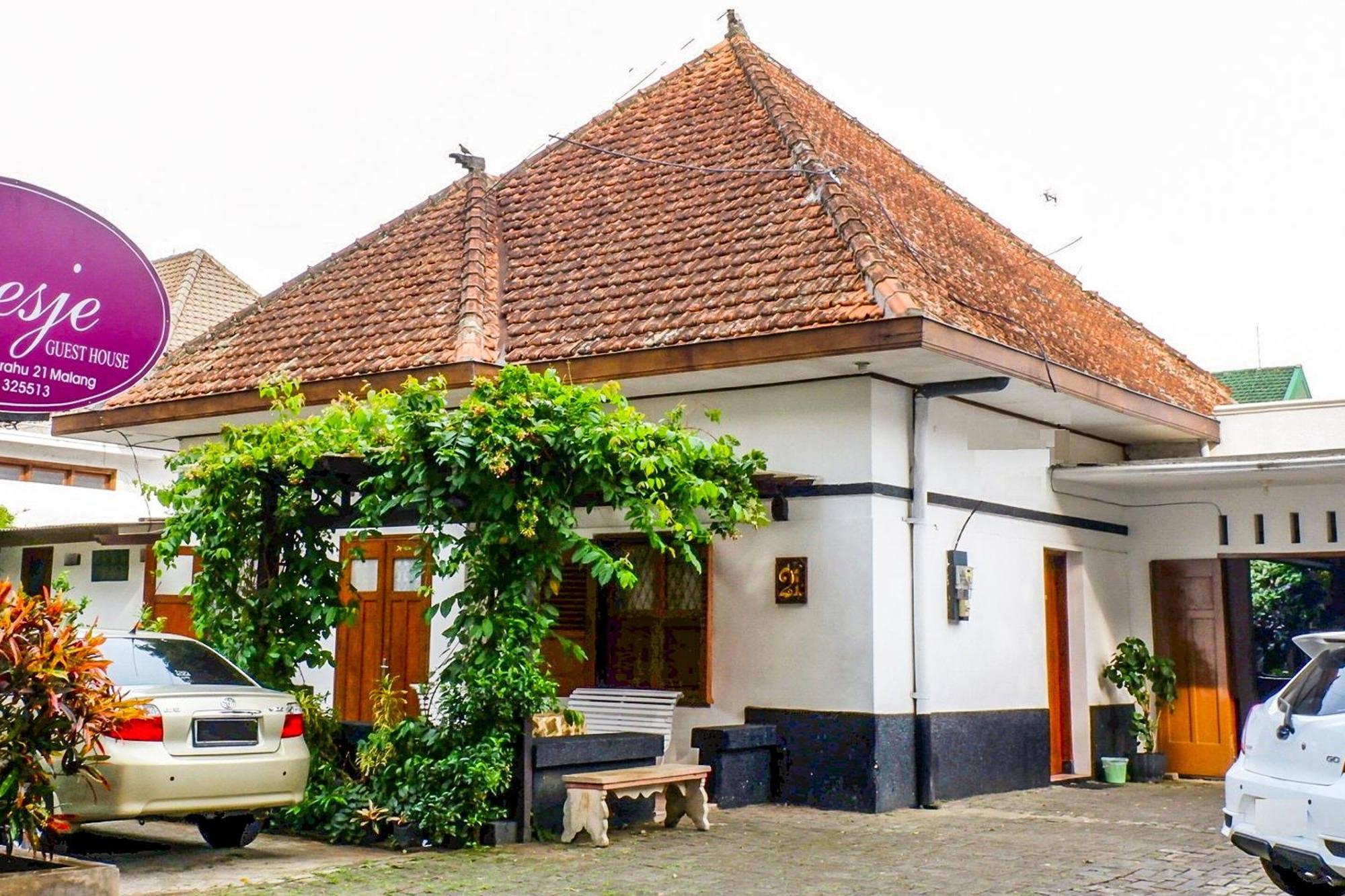 Super Oyo 353 Loesje Guest House Syariah Malang Exterior photo