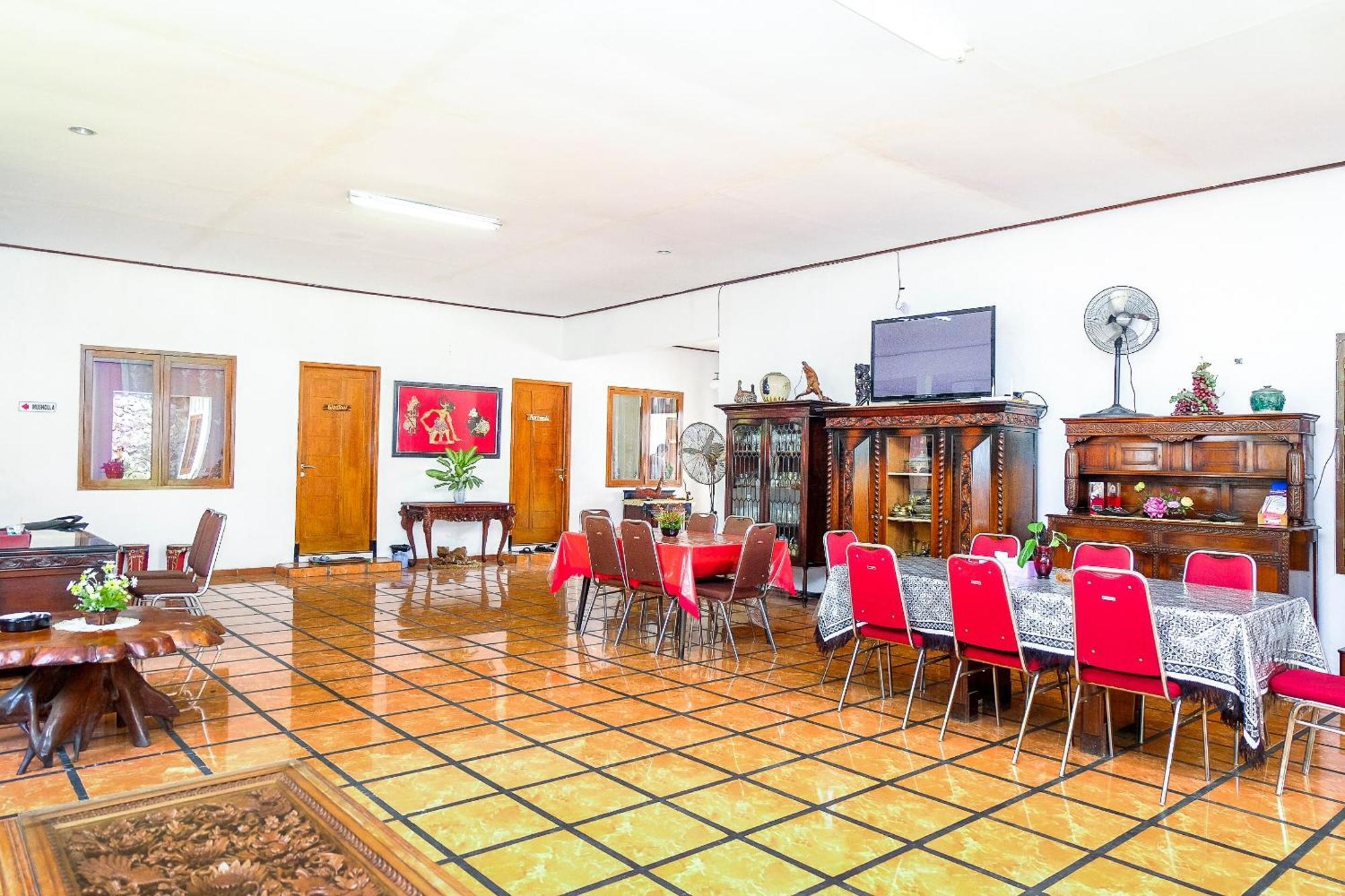 Super Oyo 353 Loesje Guest House Syariah Malang Exterior photo