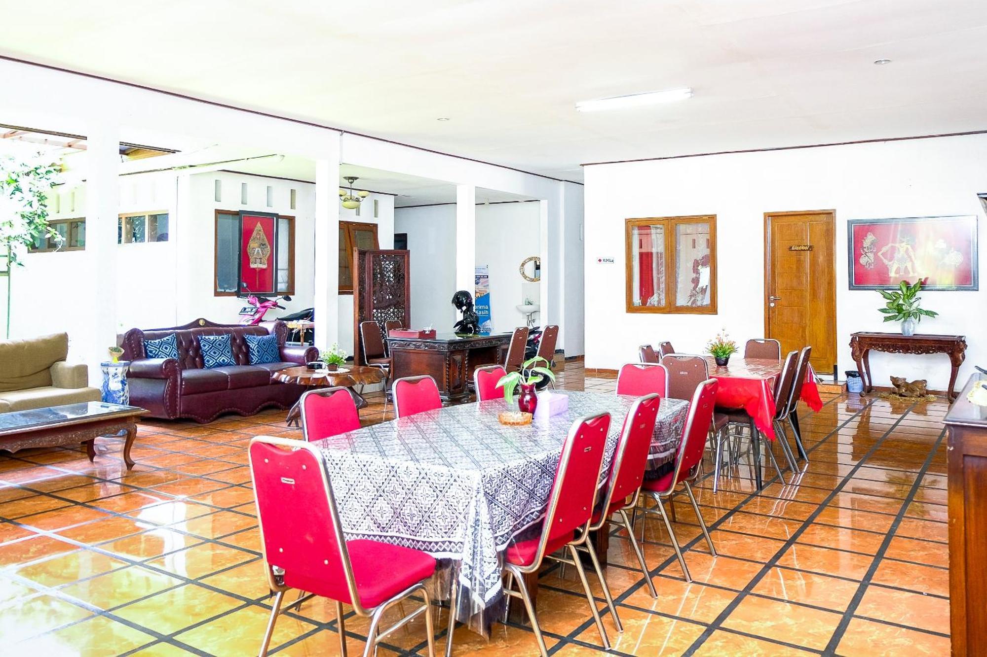Super Oyo 353 Loesje Guest House Syariah Malang Exterior photo