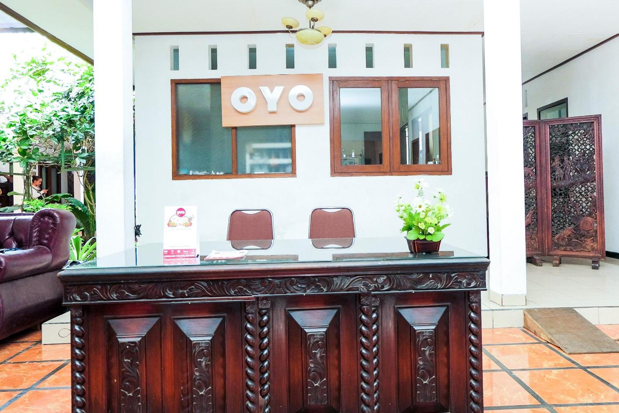 Super Oyo 353 Loesje Guest House Syariah Malang Exterior photo